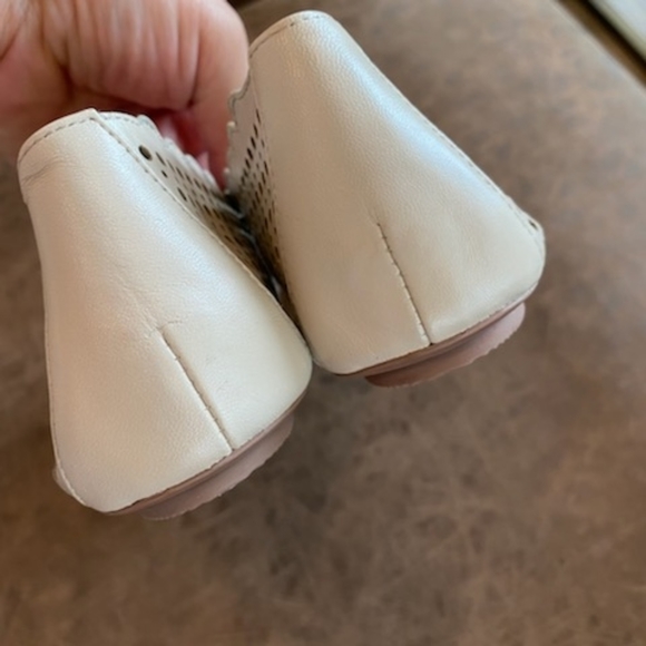 Neiman Marcus scalloped edge flats size 8M - Picture 9 of 14